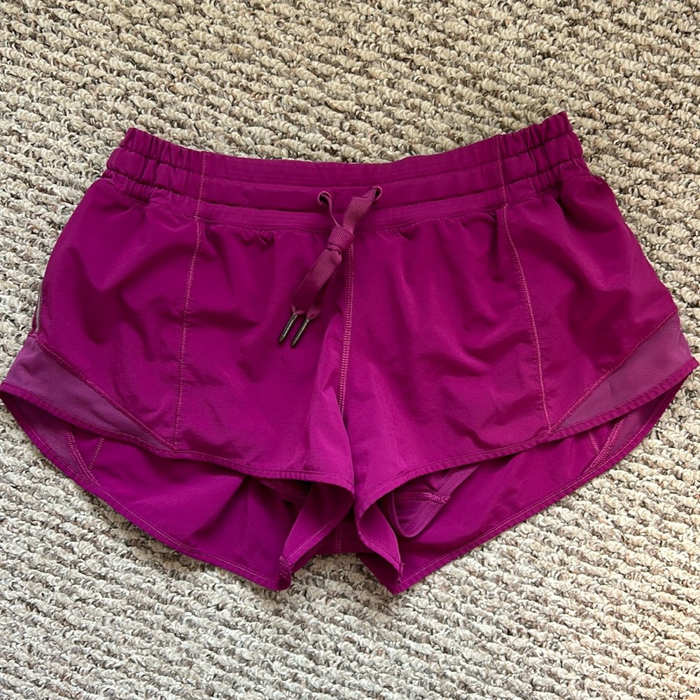 lululemon hotty hot shorts II size 6 LR 2.5”